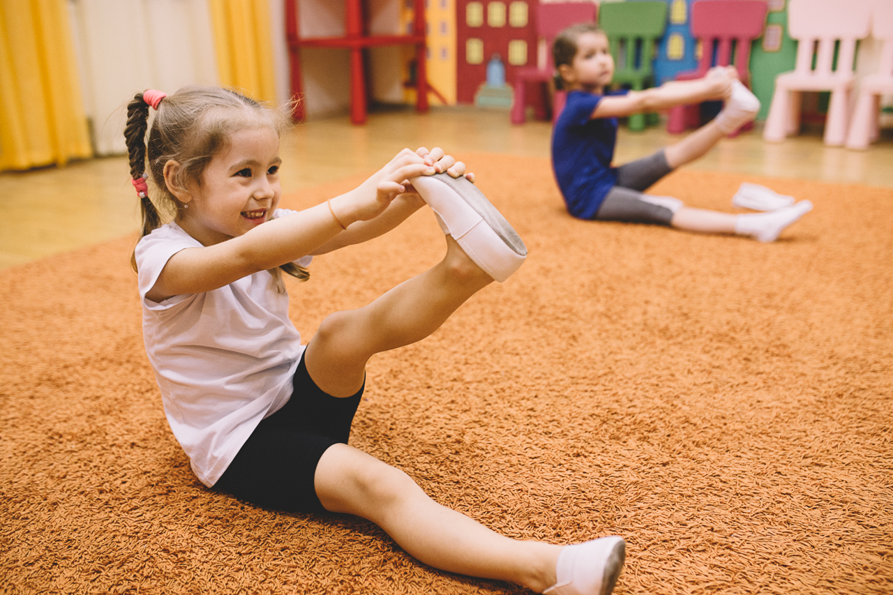 Дети спорт физкультура. Гимнастика для детей. Спортивные занятия для детей. Гимнастические занятия для детей. Гимнастические упражнения для детей.